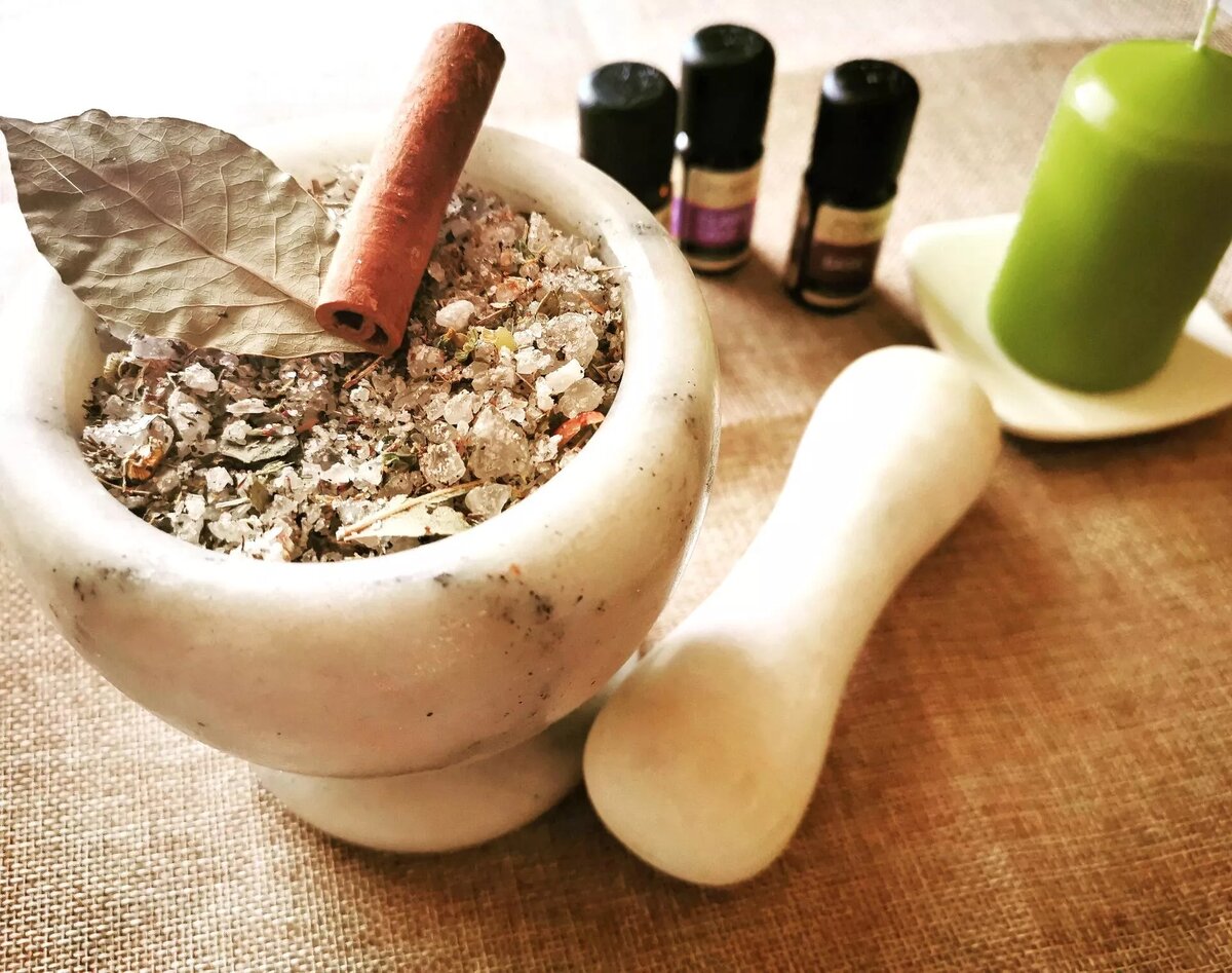 Применение В Античности лавровый лист считался священным, и венками из него украшали головы героев, атлетов и императоров. Именно от названия этого растения произошло слово “лауреат” и выражения “почивать на лаврах”, “пожинать лавры”. В Средние века лавровый лист использовали как оберег против зла и молний. По поверью, если положить его в кошелек, в семье всегда будут водиться деньги.
Применять растение в медицине стали тоже в древности. Например, Гиппократ рекомендовал употреблять лавровое масло против тетануса (судорожного сокращения мышц), а листья лавра - для успокоения болей при родах. Гален использовал их против мочекаменной болезни. Также считалось, что они помогают от кашля, при лихорадке и нервных тиках.
Дым от сжигания листьев применяли от тараканов, муравьев и других насекомых.