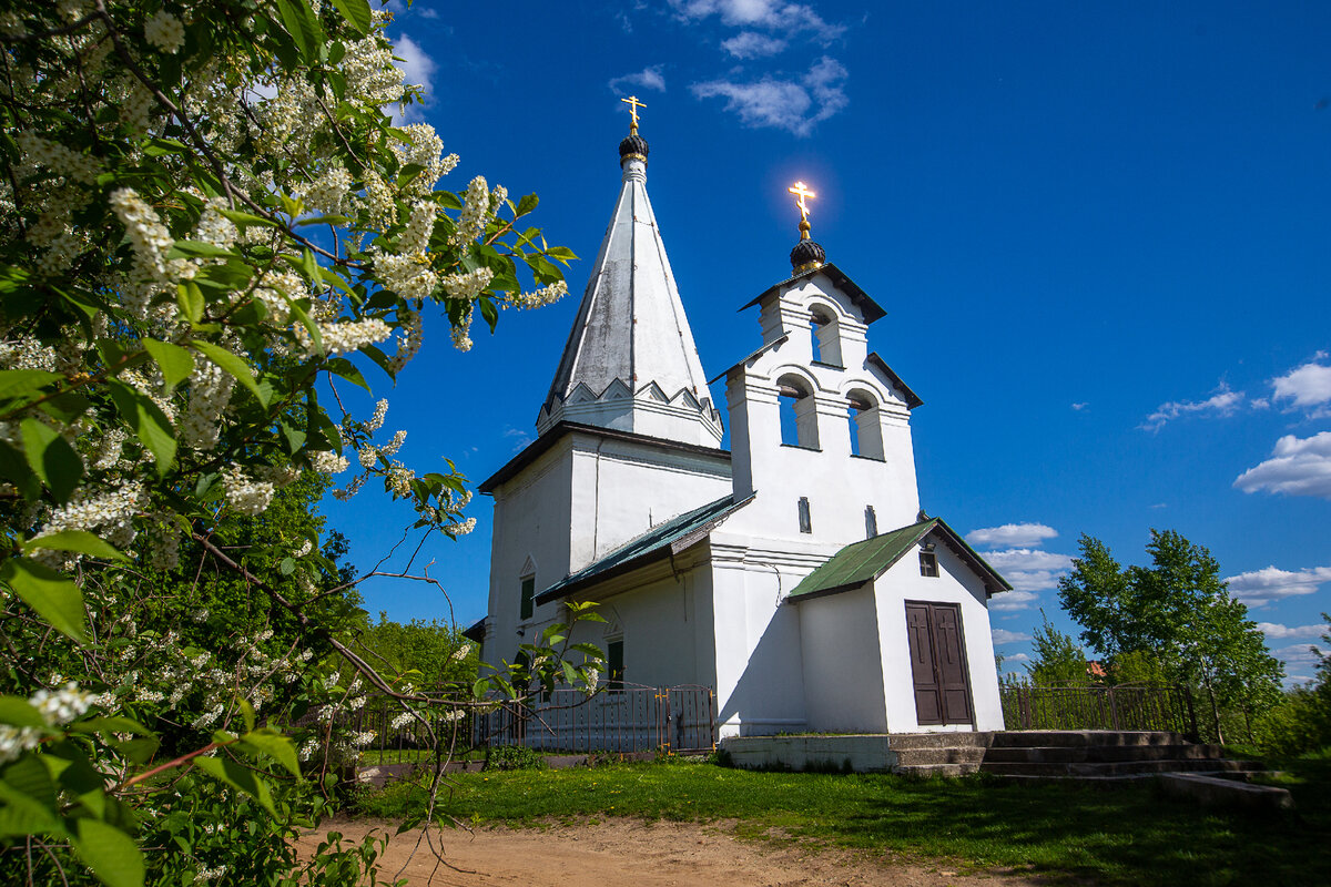 Никольский храм бывшей усадьбы Петровское. Лыткарино, Московская область. Фото автора статьи 