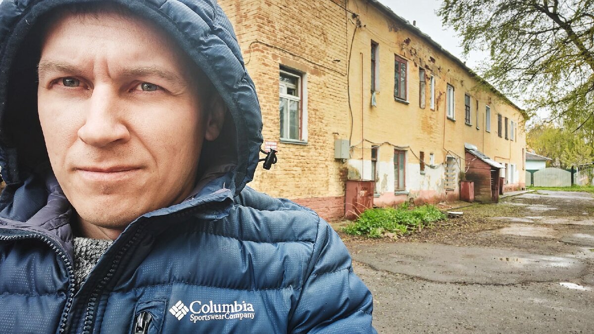 Вот так выглядит дом на заднем плане 1918 года постройки, но он еще хорошо сохранился