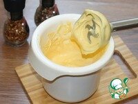     3. Выложить продукты в чашу блендера, добавить разведенный шафран, оливковое масло, домашний майонез и сметану.