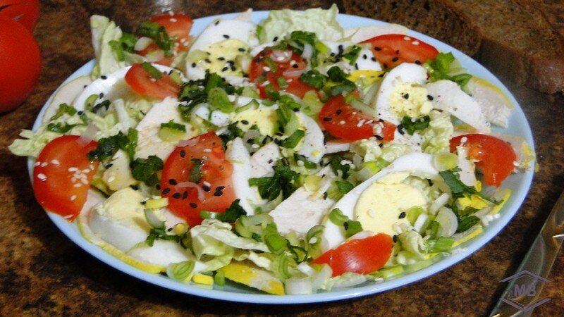 Салат, где ингредиенты подобраны с пользой для организма. Яркий салат из пекинской капусты с куриной грудкой и томатами станет отличным завершением любого приёма пищи.-2