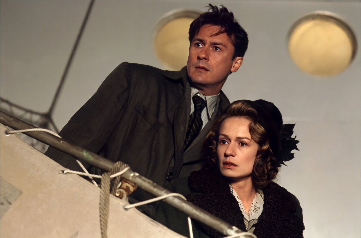 Олег Меньшиков и Сандрин Боннер. Кадр из фильма «Восток-Запад», 1999 г., режиссер Режис Варнье