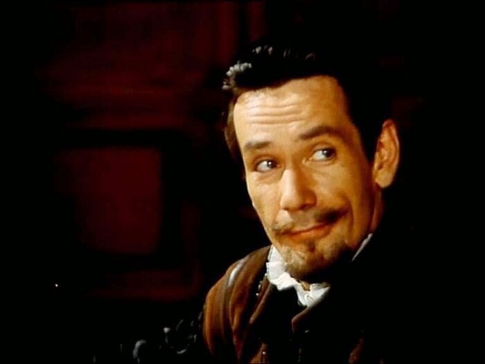 Шут Шико в исполнении Алексея Горбунова в сериале "Графиня де Монсоро". 