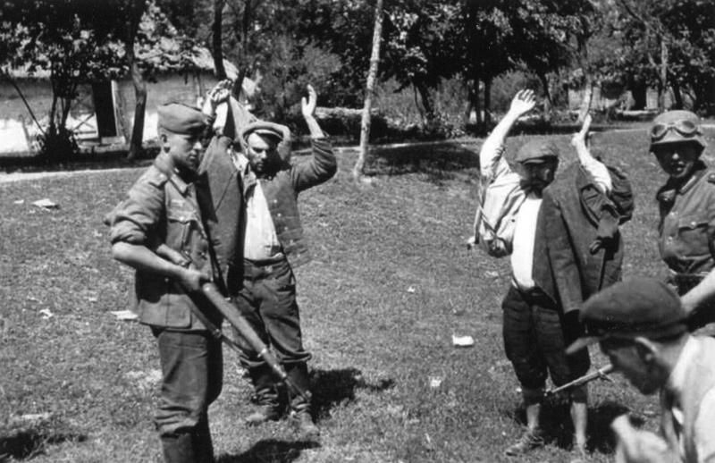 пленные советские граждане. застава на оккупированной территории. жили на оккупированных территориях. расстрел деревни вов 1941-1945. застава на оккупированной территории.