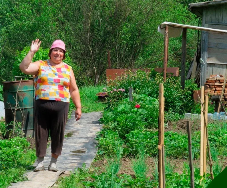 Соседка по даче. Пенсионерка на даче. Соседки по даче в огороде. Соседка на даче в огороде.