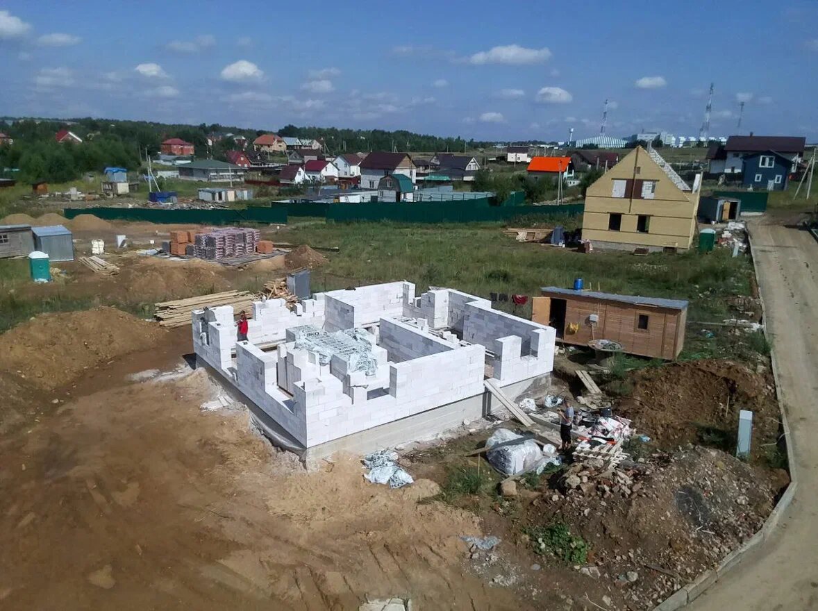 Возводим первые ряды газобетонных блоков