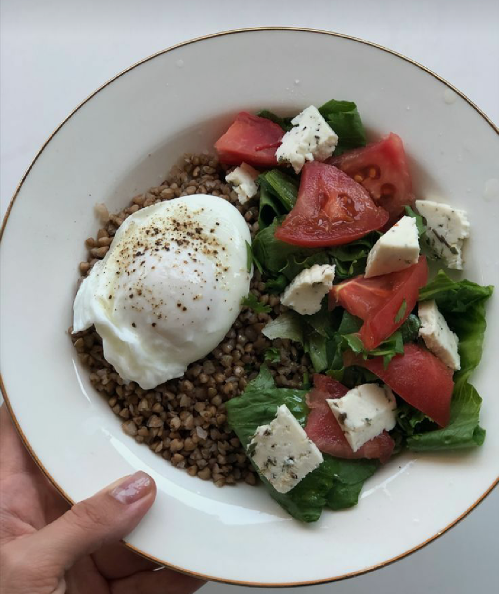 1. Чем меньше в продукте жиров, тем он полезнее

Жиры считаются злейшими врагами фигуры. И напрасно. Организму эти вещества жизненно необходимы. Вредны только трансжиры и насыщенные жиры. А растительные и животные жиры в умеренном количестве обязательно должны поступать в организм. Это, например, рыба, орехи, кисломолочная продукция.

2.Фруктовые соки такие же полезные, как и свежие плоды

Распространено мнение, что фрукты очень полезны абсолютно в любом виде. Однако разница все же есть. В соках практически не содержится ценной клетчатки, а концентрация витаминов и минералов заметно падает. Именно поэтому предпочтение лучше отдать свежим плодам. Кстати, речь идет о свежевыжатых соках. Про пакетированные нектары из магазина смело можно забыть навсегда. В них слишком много сахара, консервантов и других пищевых добавок.

3. Правильное питание — это невкусно

Люди, которые знают о правильном питании лишь понаслышке, иногда приводят совершенно абсурдные аргументы в пользу своей лени и отсутствия силы воли. Правильное питание — это не безвкусная пища.

Можно экспериментировать и находить для себя новые интересные сочетания и блюда. Например, фаршированные овощи.

4.Здоровая еда стоит дорого

Для здорового образа жизни — это утверждение, согласно которому, чтобы правильно питаться, необходимо обладать несметными богатствами. Это миф. Правильное питание может быть вполне доступным. Например, цена на крупы и сезонные овощи является вполне приемлемой. Вовсе не обязательно покупать продукты с пометкой «органический». Это далеко не всегда означает, что перед вами действительно что-то полезное.

5. Уменьшение калорий — это единственный способ похудеть

Сокращать количество калорий, если хочешь похудеть, вполне естественно и логично. Только если речь идет не о голодных диетах. Питание должно оставаться сбалансированным и полноценным. Вы должны потреблять чуть меньше калорий, чем расходуете в течение дня. Чтобы увидеть хороший результат, необходимо также обязательно включить физические нагрузки и спорт в свое расписание.

6. Суши и роллы являются диетическим продуктом

Сами по себе суши и роллы не нанесут большого вреда фигуре. Хотя белый рис, который используется для приготовления этого продукта, не является лидером среди диетических продуктов. Большую опасность все же представляет именно соевый соус, без которого не обходится ни один обед или ужин в ресторане японской кухни. Он очень калориен и никак не поможет приобрести плоский живот.

7. Перекусывать вредно

Перекусы — это не вред, а абсолютная необходимость. Они должны присутствовать в рационе каждого здорового человека, ведь в течение дня необходимо пополнять запасы бодрости и энергии. Важно лишь уметь правильно выбирать эти самые перекусы. Шоколадные батончики и прочие сладости не подходят.

8. Диетическая газировка полезна

Умные маркетологи, придумавшие диетическую кока-колу, не устают убеждать нас, что в ней не содержится никаких лишних калорий. Кто-то охотно верит уловкам и считает, что сладкая газировка вполне вписывается в каноны здорового питания. Это не так. В диетические продукты зачастую добавляют еще больше красителей, консервантов и сахаров, чтобы перебить своеобразный вкус.

9. Следует покупать только органические продукты

Этот пункт очень похож на предыдущий. Ярлыки и этикетки на продуктах, которые гордо гласят «100% натуральный» или «органический», зачастую не имеют ничего общего с действительностью и ничем не отличаются от своих обычных аналогов. Такие надписи призваны скорее стимулировать продажи, чем объективно оценить состав того или иного продукта.

10. Углеводы стоит сократить или исключить из рациона

Худеющие ошибочно недолюбливают не только жиры, но и углеводы. В случае с последними также не обошлось без недопониманий и искажений. Углеводы бывают разные: простые и сложные. Вот потребление простых углеводов лучше действительно свести к минимуму, так как чувство сытости после них быстро проходит. А сложные углеводы, напротив, обязательно стоит включить в рацион, если вы решили начать питаться правильно.

11. Свежие овощи полезнее, чем замороженные

Современные технологии заморозки позволяют сохранять в составе овощей абсолютно все витамины, минералы и другие полезные вещества. Это особенно актуально в зимнее время года, когда на прилавки попадают овощи и фрукты не первой свежести, в которых уже практически нет никакой пользы.

12. Весь шоколад без исключения вреден

Если вы приходите в тихий ужас от одной мысли о шоколаде, самое время пересмотреть свое мнение. Не весь шоколад вредит фигуре. Есть горький шоколад, в котором очень много витаминов. Он укрепляет иммунитет, стимулирует умственную деятельность, улучшает работу сердечно-сосудистой системы. Так что одна долька горького шоколада с утра пойдет лишь на пользу.

13. Гранола — это всегда питательно и полезно

Этот популярный снэк, который пришел к нам из Соединенных Штатов Америки, считается одним из самых питательных перекусов. Однако далеко не всегда этот продукт действительно полезен. В составе гранолы порой присутствуют искусственные подсластители, призванные снизить калорийность продукта. Они, в свою очередь, лишь провоцируют повышенный аппетит и желание съесть больше, чем нужно. Выбирайте гранолу внимательно.

14. Чем меньше приемов пищи, тем лучше

Чем меньше вы едите, тем больше ваш организм оставляет про запас. Для человека два приема пищи в день — это мало. Даже если они очень большие и сытные. Это даже еще хуже. Желудок растягивается, а избыточные калории превращаются в жир. В идеале приемов пищи должно быть около пяти-шести: полноценные завтрак, обед, ужин и два перекуса в течение дня.

15. Про сладкое нужно забыть

Почему-то считается, что при правильном питании нужно раз и навсегда позабыть про сладкое. Во-первых, все должно быть в меру. Иногда можно побаловать себя и позволить до 12:00 съесть кусочек любимого лакомства. Во-вторых, кто сказал, что сладости — это только вредная пища? Выберите для себя что-нибудь вкусненькое из полезных перекусов для сладкоежек

