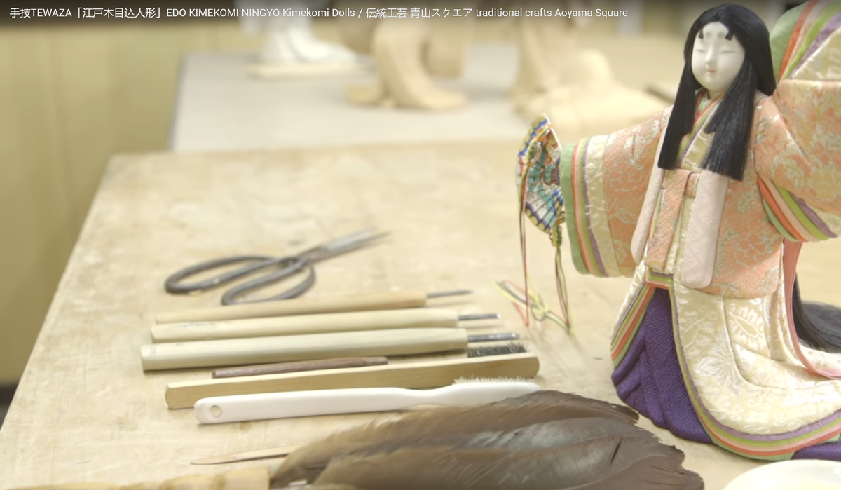 В карусели вы можете увидеть основные этапы изготовления традиционных кукол эпохи Эдо в технике кимэкоми: