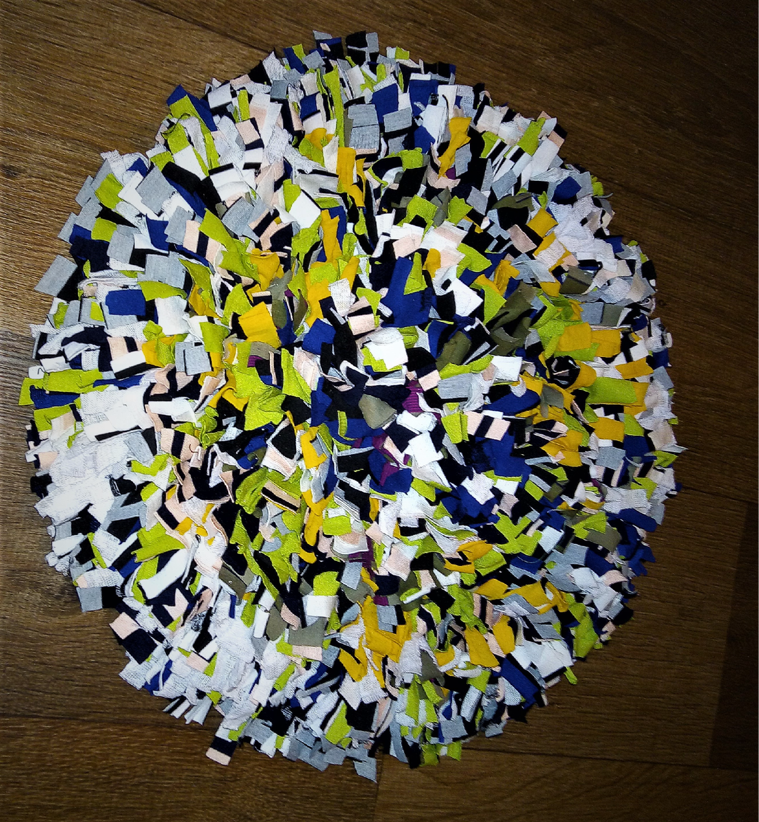 Этот коврик внук заценил сразу и тут же его забрал. Сейчас держит его на своём компьютерном кресле