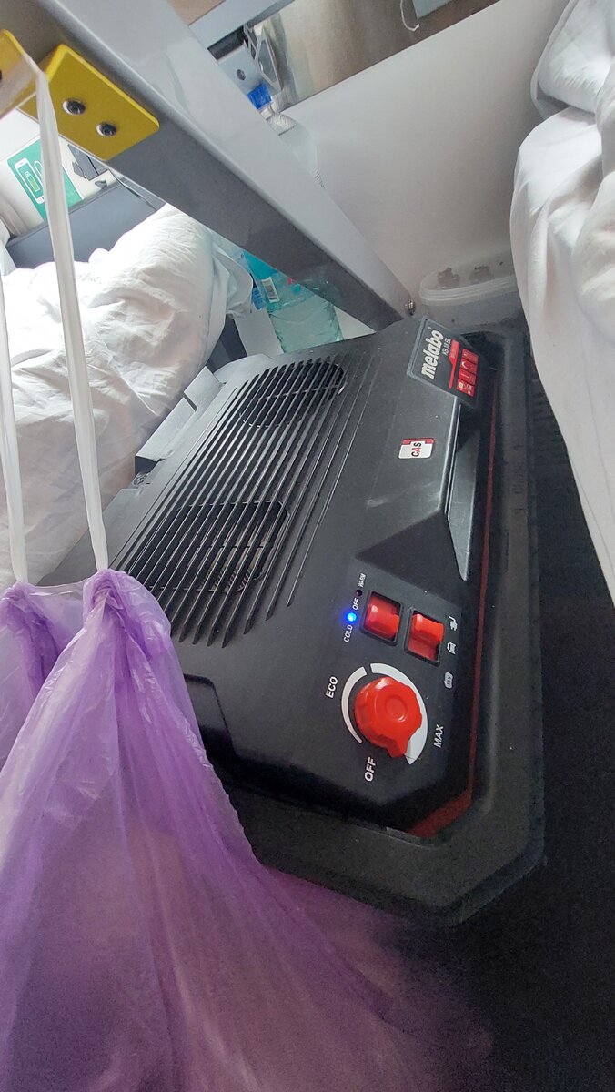 Под столом в купе 