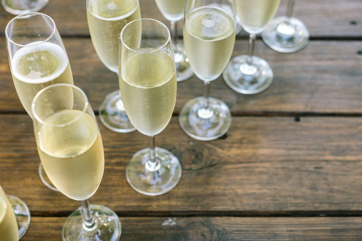 Петнаты в бокалах. Фото из https://vinestore.ru/articles/petnat/