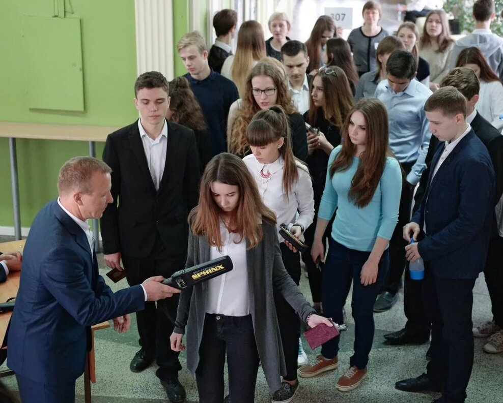 Ученики на егэ. Как одеться на экзамен в школе. Как одеваться на егэ. Общественный наблюдатель на егэ. Ученик перед егэ.