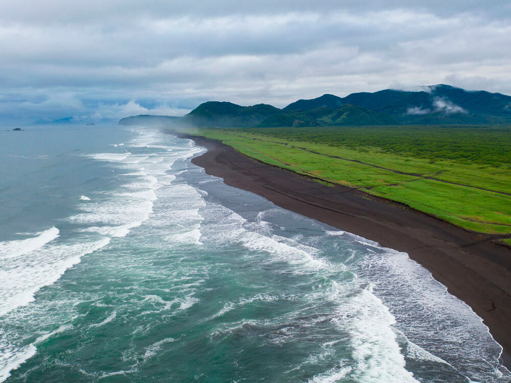 Халактырский пляж с высоты (https://androssov.com/ru/tours/kamchatka2020/autotour.php)