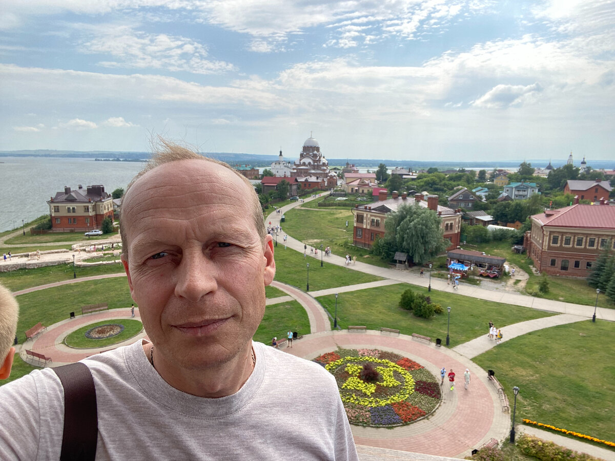 Павел Бочкарев на смотровой площадке (старинная пожарная каланча).
