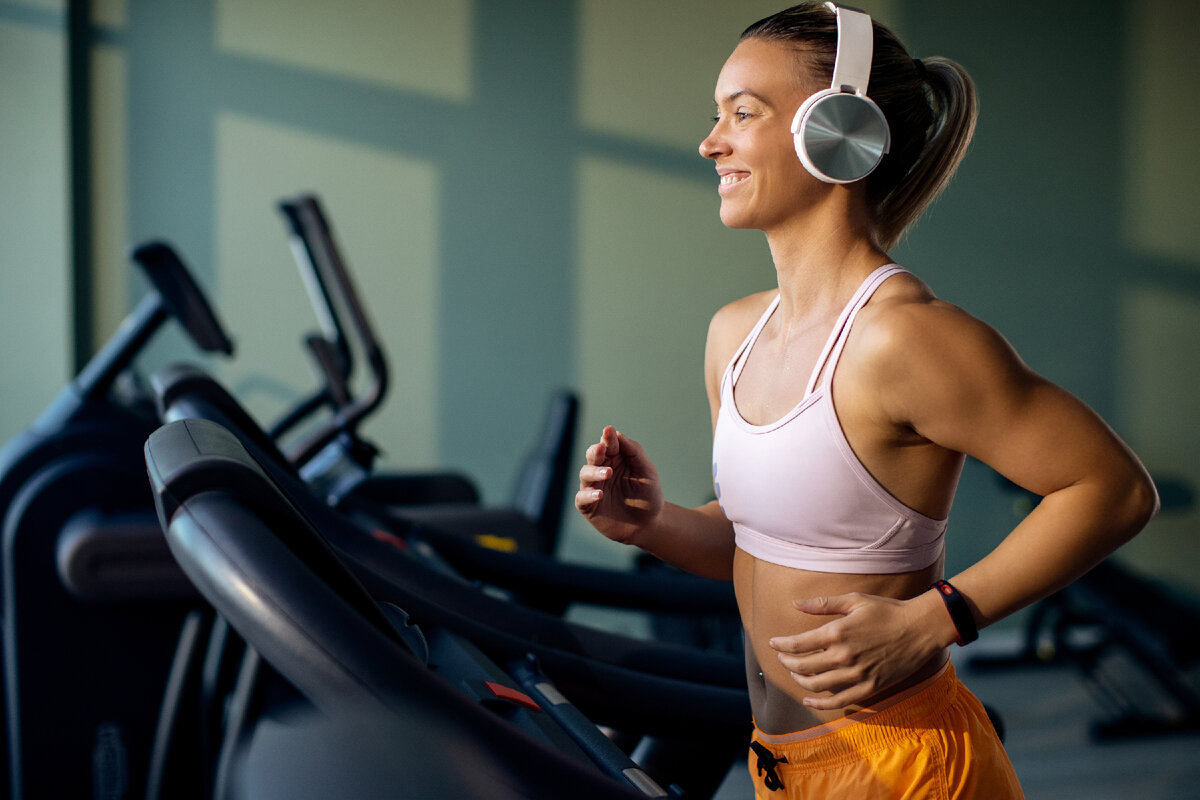 https://ru.freepik.com/free-photo/happy-female-athlete-running-on-treadmill-in-a-gym_26402663.htm
