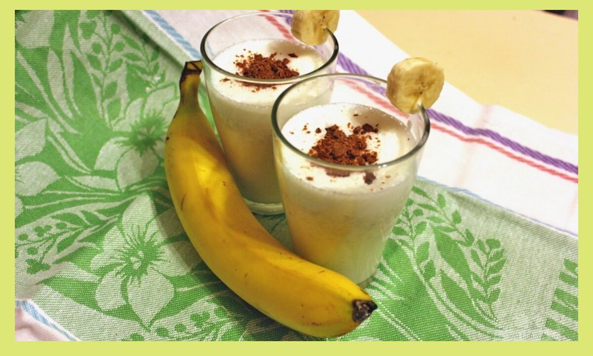 Банан молоко коктейль рецепт с блендером. Банановый коктейль. Молочные коктейли банановый. Молочно-банановый коктейль с мороженым. Коктейль молочный "банан".