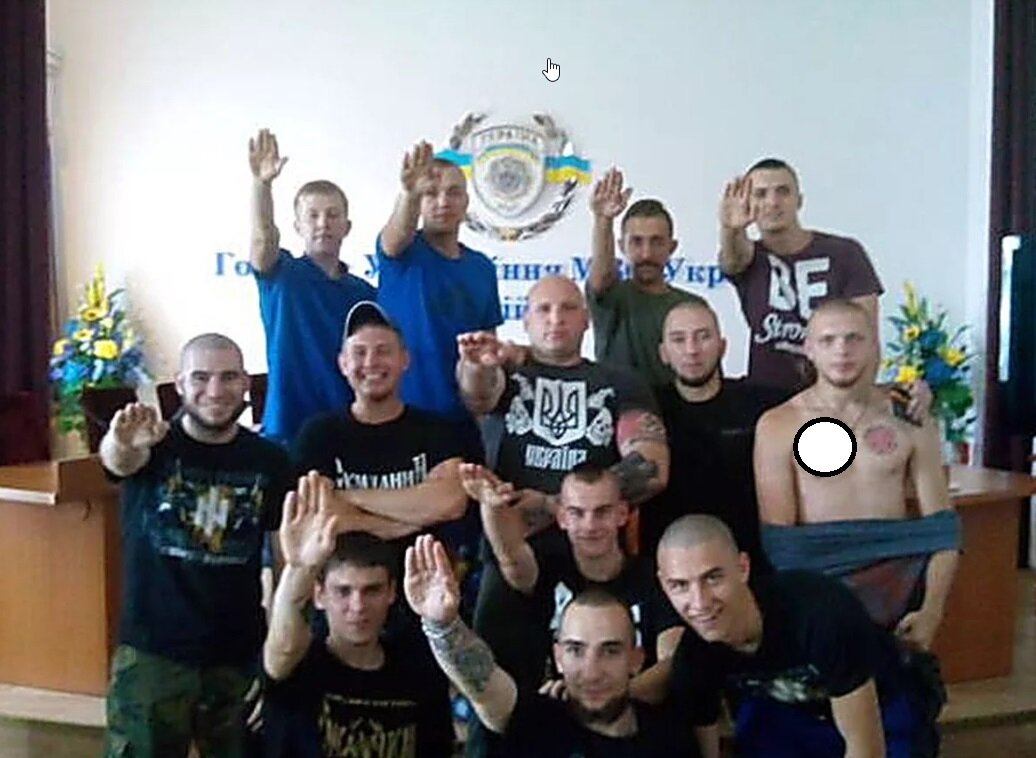Ничего не изменилось. Вот такие фото делали новые полицейские в Главном Управлении Полиции Украины после майдан. Кружок скрыл тату со свастикой.