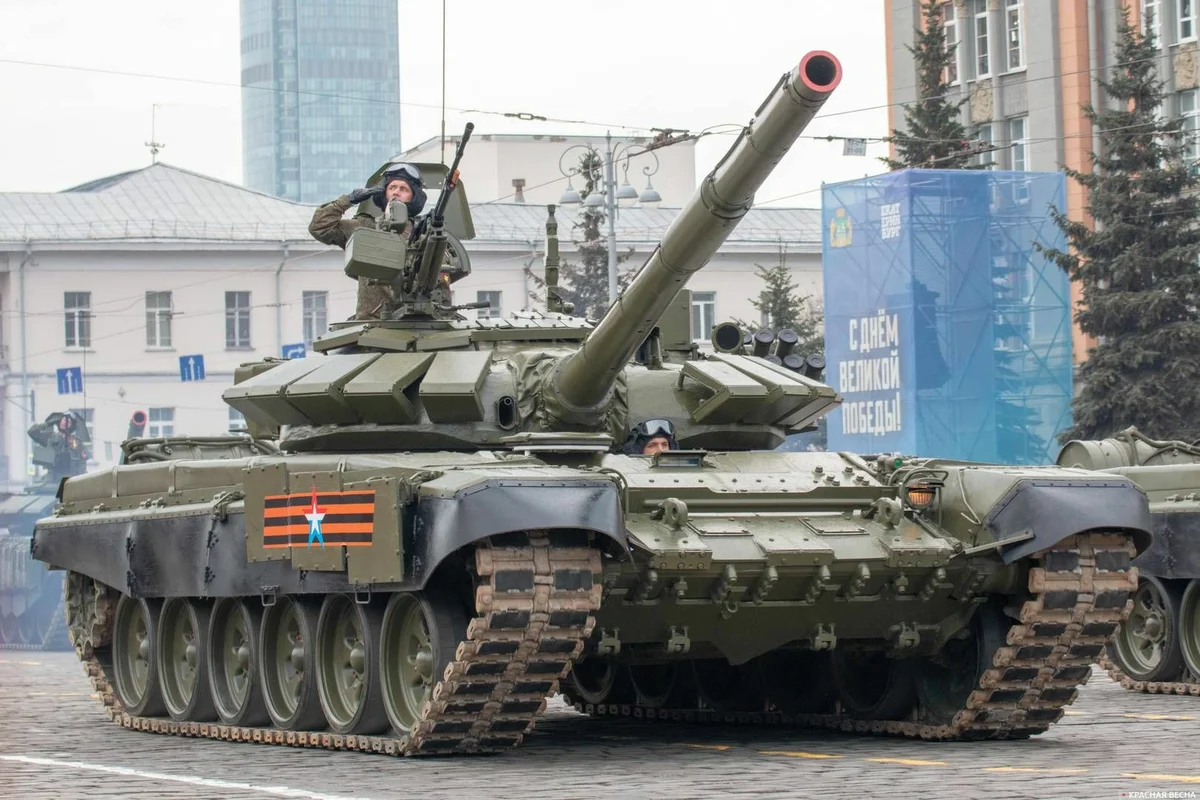 Т-72Б3 обр. 2011 г. У танка убрали ИК-прожектор "Луна", так как было решено, что тепловизор должен работать в пассивном режиме, так как горящий прожектор в тепловых приборах противника светится как огонек.