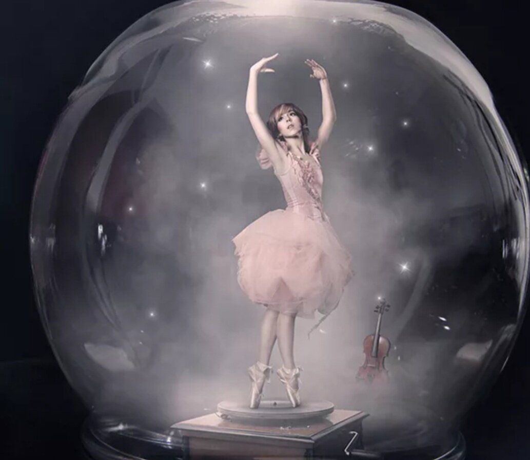 Обложка альбома Линдсей Стирлинг, американской скрипачки и танцовщицы.