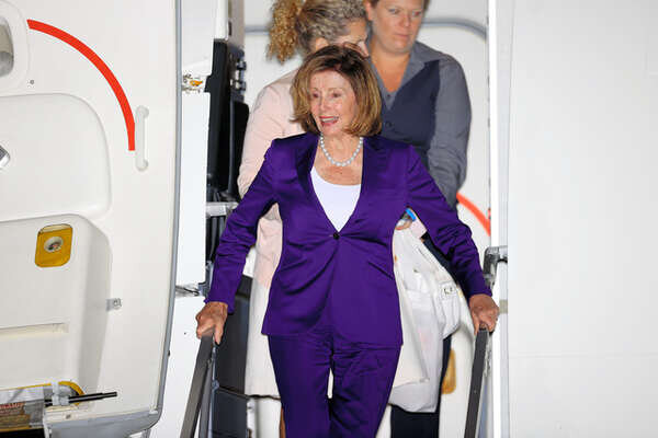 Нэнси Пелоси спускается с самолёта в Японии, куда она прилетела после поездки в Тайвань. Источник: https://portal.st-img.jp/thumb/f07ada63f9c4c1af36806acfa8bd18b1_1659619952_l.jpg