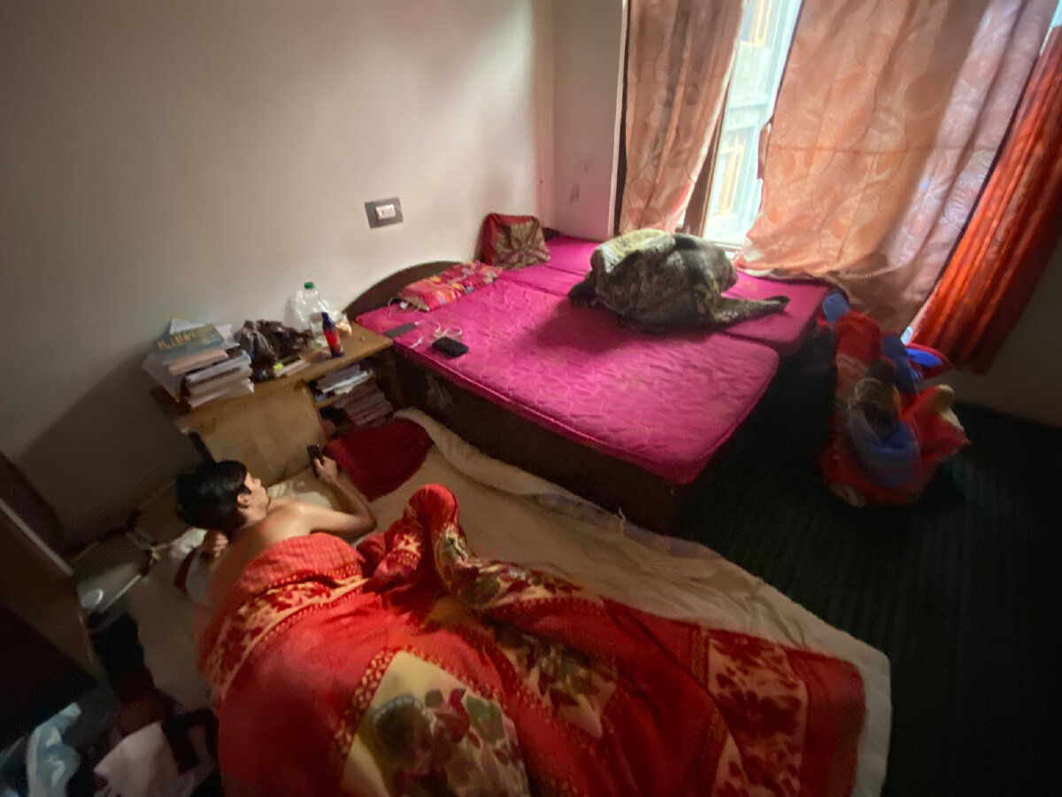 Спим на матрасе на полу, рядом с кроватью😆