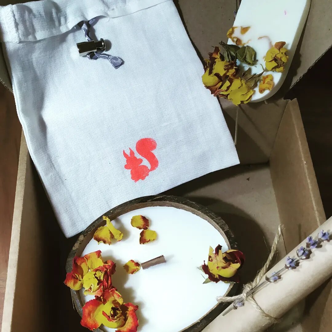 Свеча в кокосе, ароматическое саше, хлопковый мешочек для мелочей - не большой, но очень приятный подарок!