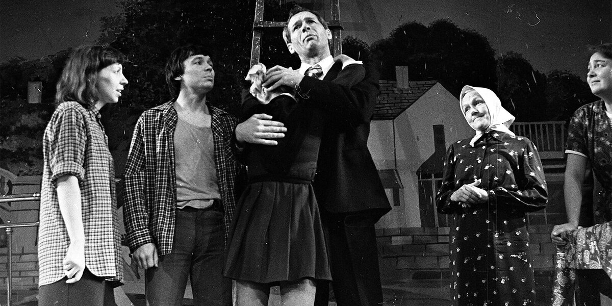 Сцена из спектакля «Любовь и голуби», театр «Современник», 1982-й год