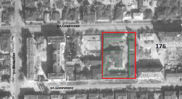 На фрагменте немецкой аэросъёмки 1942г. видны все дома дворового места М.В. Очкина. Из многочисленных  построек дворового места в наши дни сохранились:  двухэтажный  «Г»-образный дом с мезонином и одноэтажной пристройкой к нему  и склады справа  по границе участка.