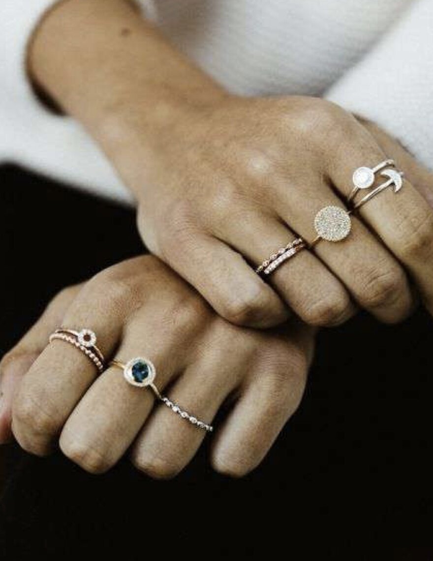 На какой руке носят кольцо брака. Модные кольца. Сочетание колец на пальцах. Красивое сочетание колец на руке. Стильные обручальные кольца на руках.