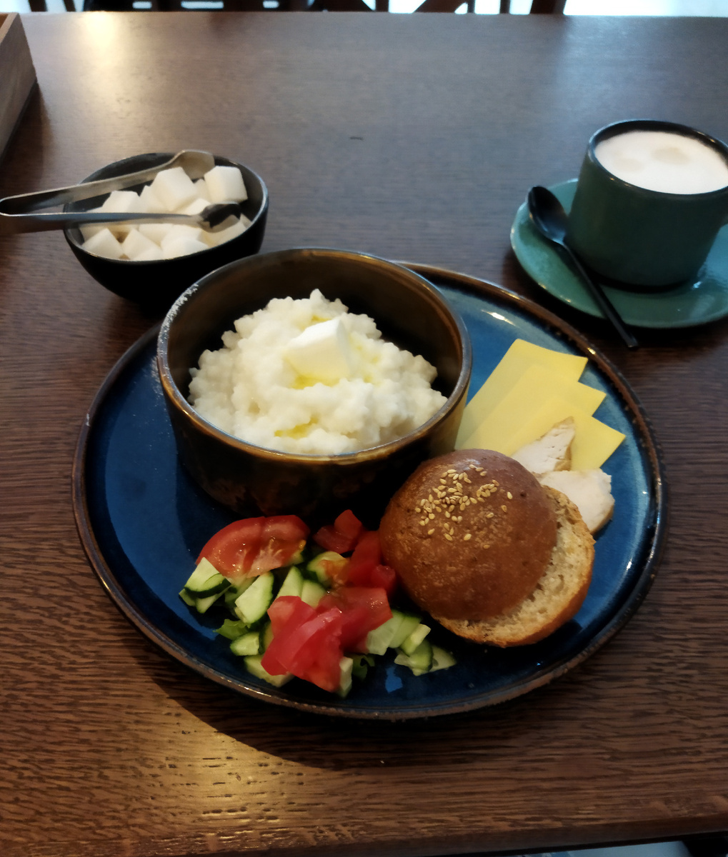Завтрак в кафе "Korova Grill"