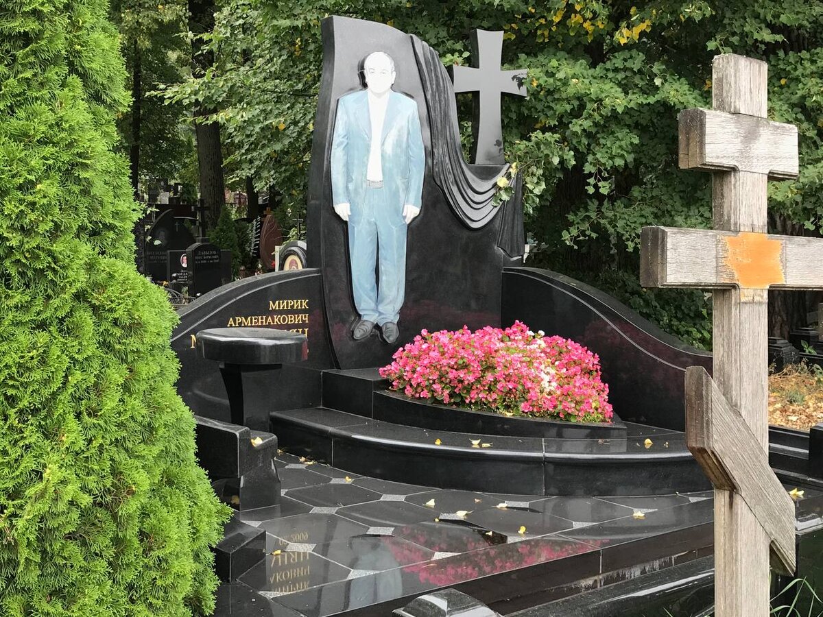 Памятник галкину владиславу фото на кладбище троекуровском