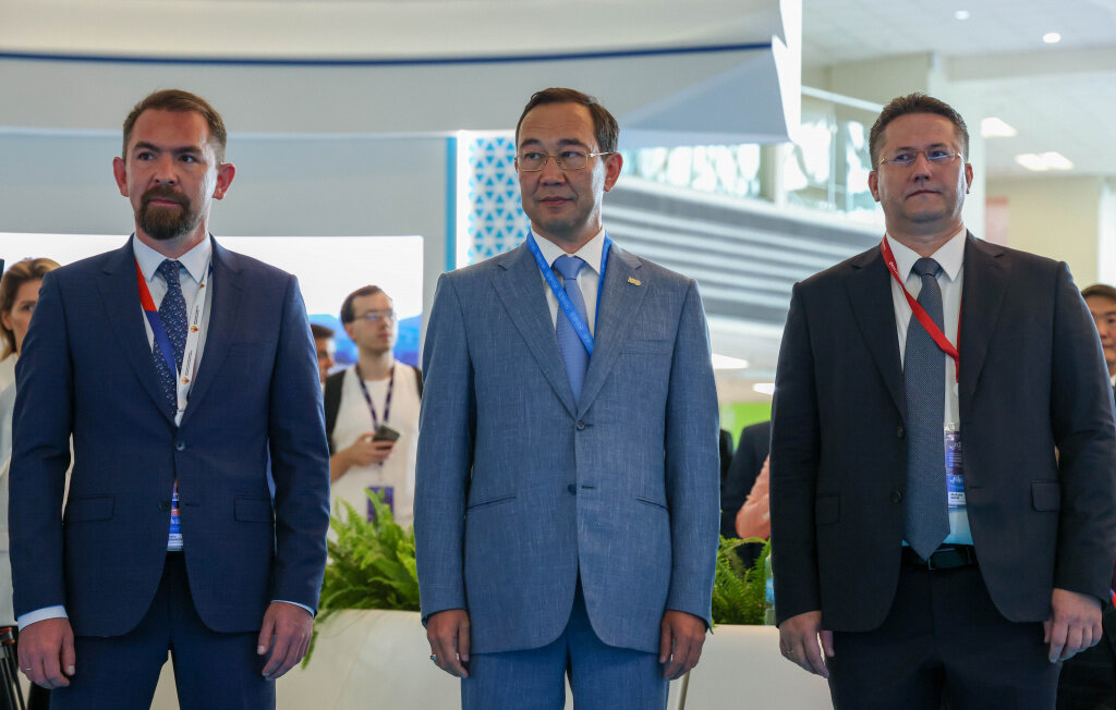 Глава Республики Саха (Якутия) Айсен Николаев (в центре) во время торжественного запуска Сыллахского угольного месторождения. Фото: Егор Алеев / ТАСС