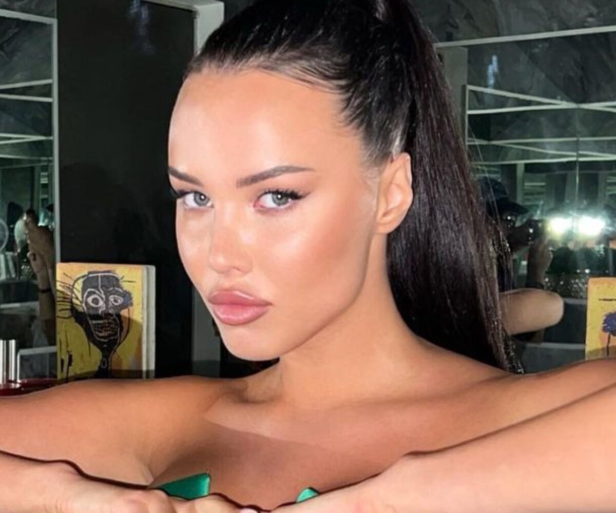     Красный лифчик и два телефона: Анастасия Решетова показала содержимое своей сумки