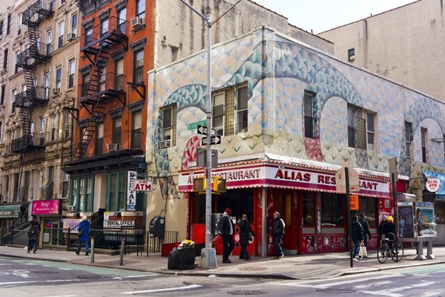 Ист Виллидж "Окно выходило на одну из тех густо населенных улиц Ист-Сайда, где с наступлением сумерек открывает свой вербовочный пункт Сатана"