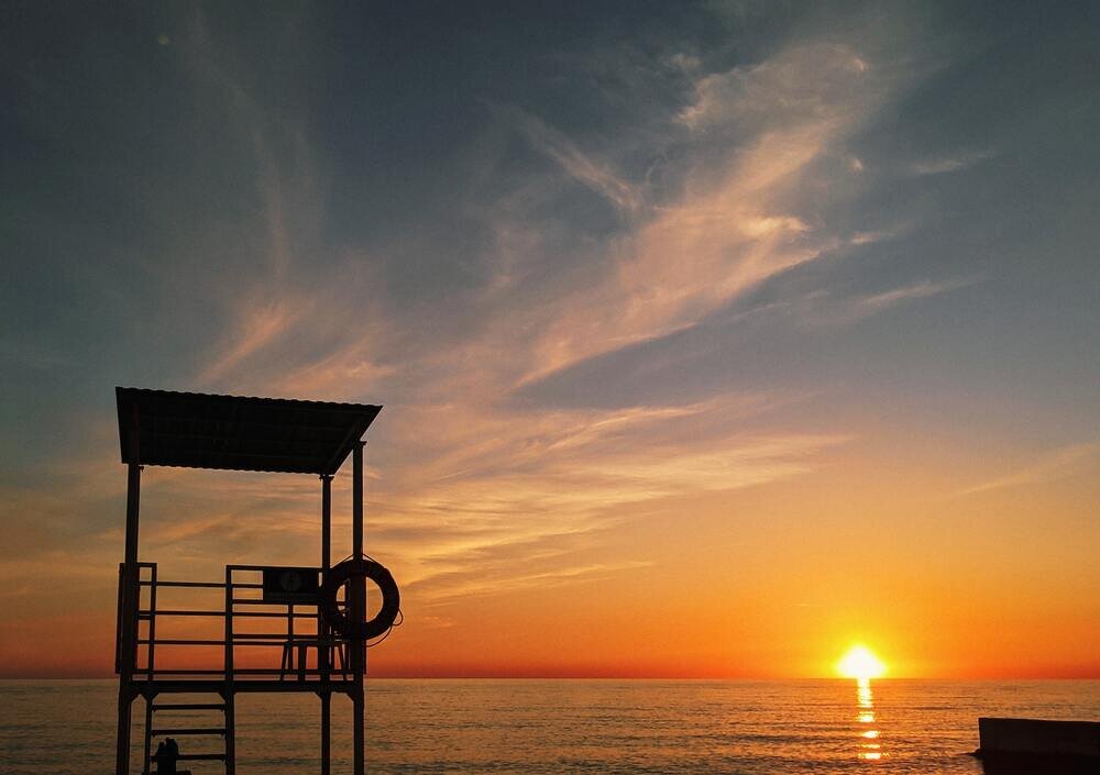 © Фото: Vadim Babenko / https://unsplash.com/photos/a-lifeguard-tower-sitting-on-top-of-a-beach-next-to-the-ocean-wnjxX-jX5dI