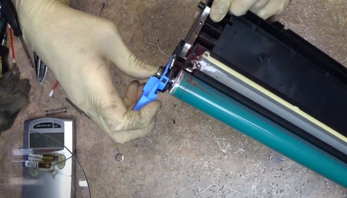 Фото 44. Припудриваем кромку ракеля тальком