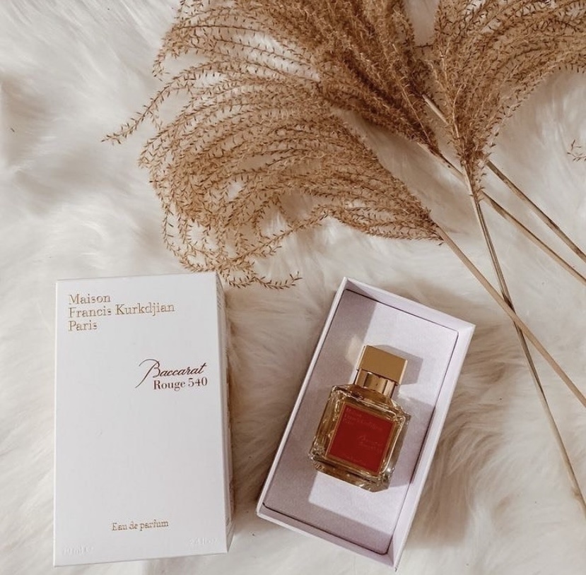 💎 Baccarat Rouge 540 от Maison Francis Kurkdjian-название парфюма связано с уникальной технологией производства красного французского хрусталя Баккара — одного из самых дорогих и популярных во всем мире. Мастера добавляют в прозрачное стекло золотой порошок 24 карата, а затем плавят его при температуре 540 градусов. Благодаря этому готовый хрусталь приобретает характерный красный цвет, но не теряет своей прозрачности. Внимание к себе аромат привлекает, конечно, не только своим названием, но и необычным звучанием(ноты серой амбры, шафрана и жасмина)