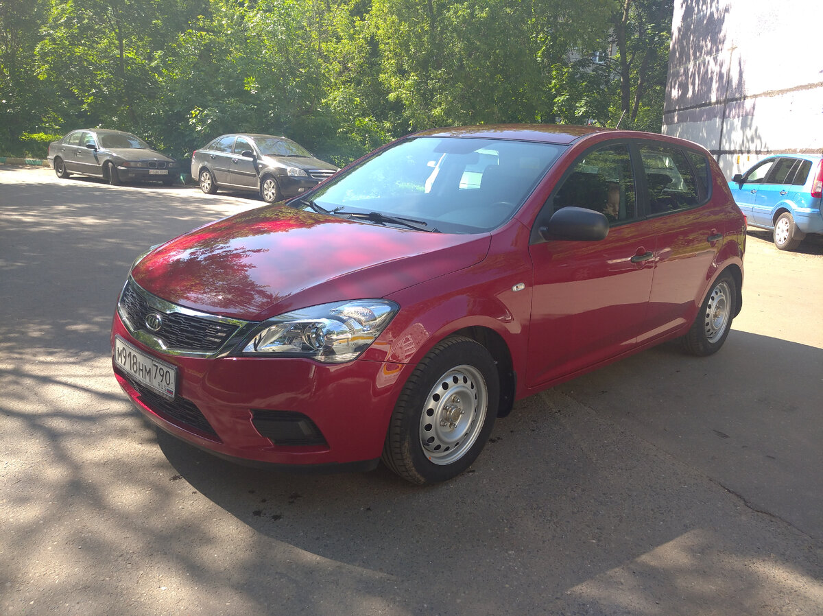 Красный Kia Ceed 2011