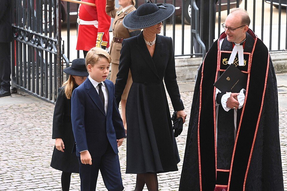     Кейт Миддлтон на прощании с королевой была в черном платье-пальто Alexander McQueen  EAST NEWS