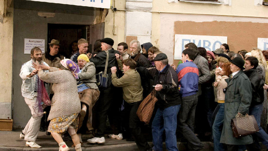 Советские зарплаты и пенсии не были обеспечены товарной массой, поэтому за товары нужно было побороться в постоянных очередях.  