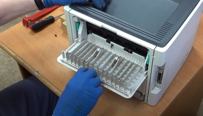 Фото 3. Открываем заднюю крышку