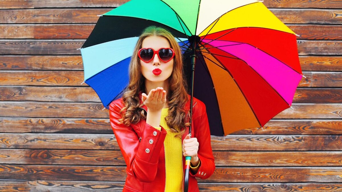 Девушка с ярким зонтом