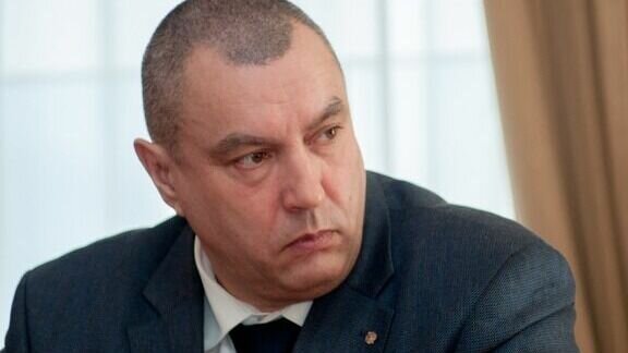     Его кандидатуру одобрили все парламентарии.