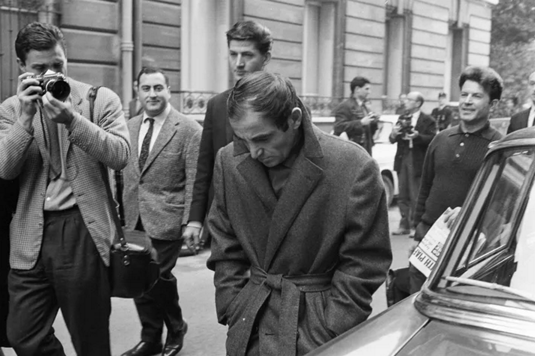 Шарль Азнавур у дома Эдит Пиаф в день ее смерти, 10 октября 1963. Фото: francetvinfo.fr