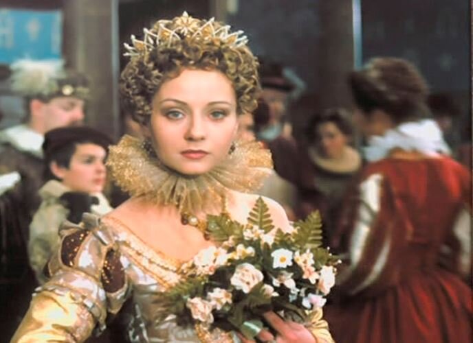 Кадр из сериала "Королева Марго". Евгения Добровольская в роли королевы Марго