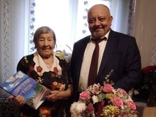     С вековым юбилеем поздравили ветерана и труженицу тыла из Хабаровска. ФОТО: администрация Хабаровска