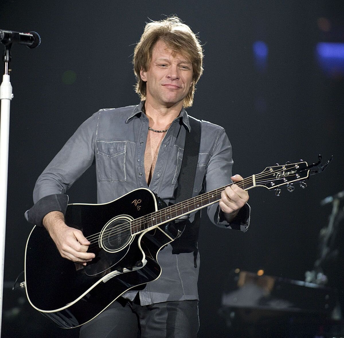 John bon jovi. Бон Джови. Джон Бон Джови группа. Группа Джона Бон Джови фото. Джон Бон Джови с гитарой.