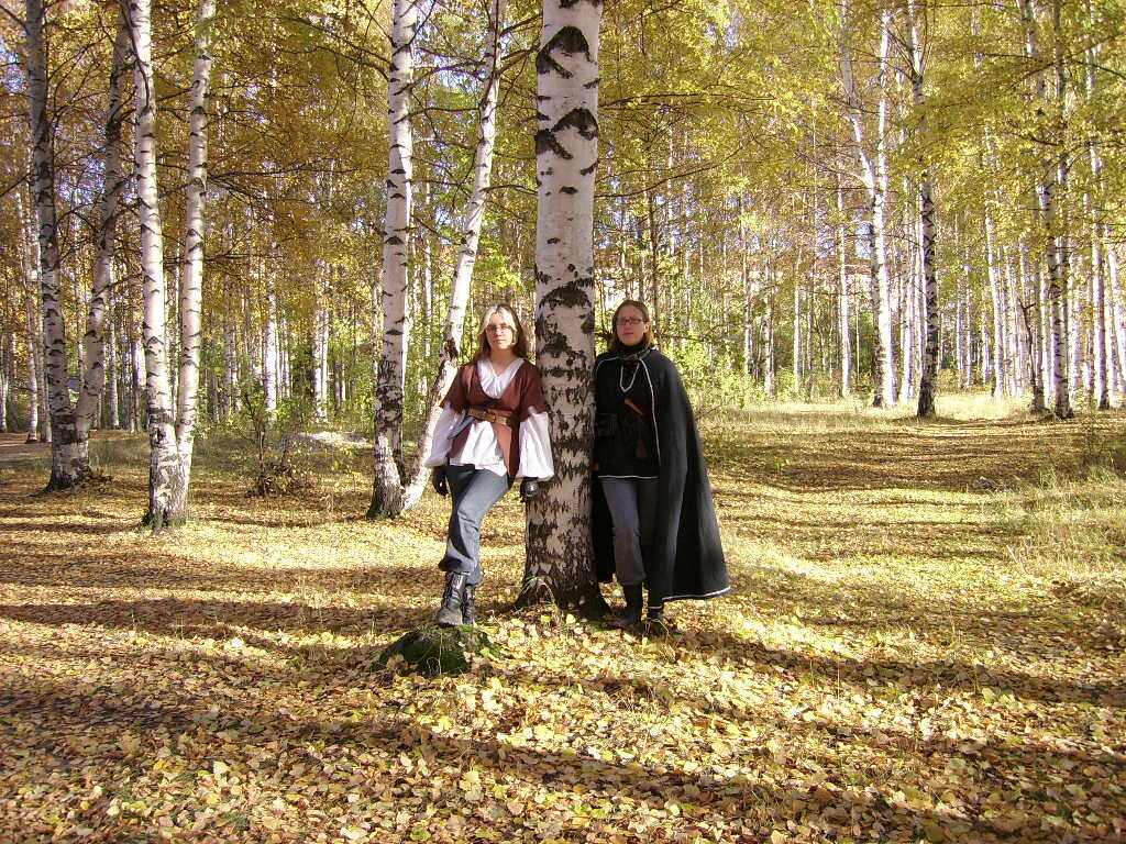 Одна из моих любимых фотографий. Ханты-Мансийск, золотая осень, парк Лосева еще и не парк толком, а нам в районе 20 лет. Счастливое было времечко!
