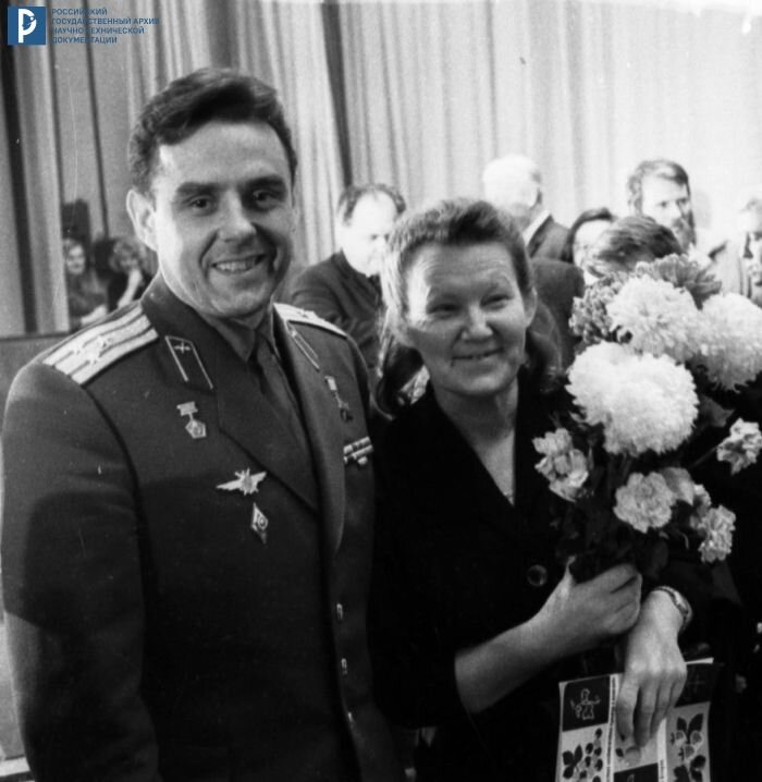 Космонавт В.М. Комаров со своей учительницей В.М. Соколовой в Центральном доме литераторов на встрече писателей с экипажем космического корабля «Восход». Москва, 1964 г. РГАНТД. Арх. № 1-17077.