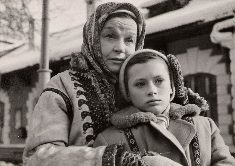 Мать и сын в деревне